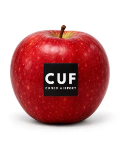 Mela rossa tonda con logo edibile CUF Cuneo Airport su sfondo bianco