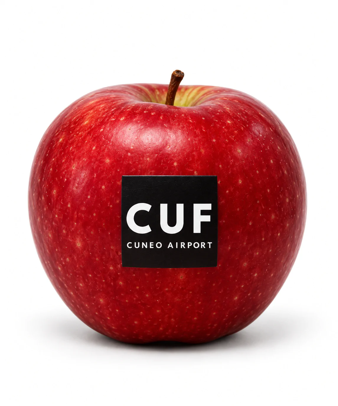 Mela rossa tonda con logo edibile CUF Cuneo Airport su sfondo bianco