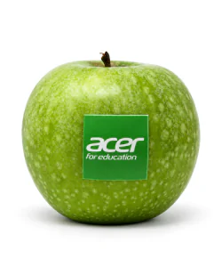 Mela verde Granny Smith con logo edibile Acer for Education su sfondo bianco