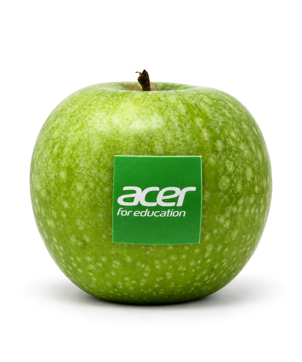 Mela verde Granny Smith con logo edibile Acer for Education su sfondo bianco