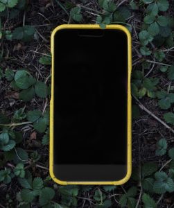 iGreen Cover gialla fronte smartphone