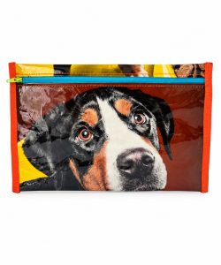 Astuccio portapenne upcycled con grafica di un cane e bordi arancioni