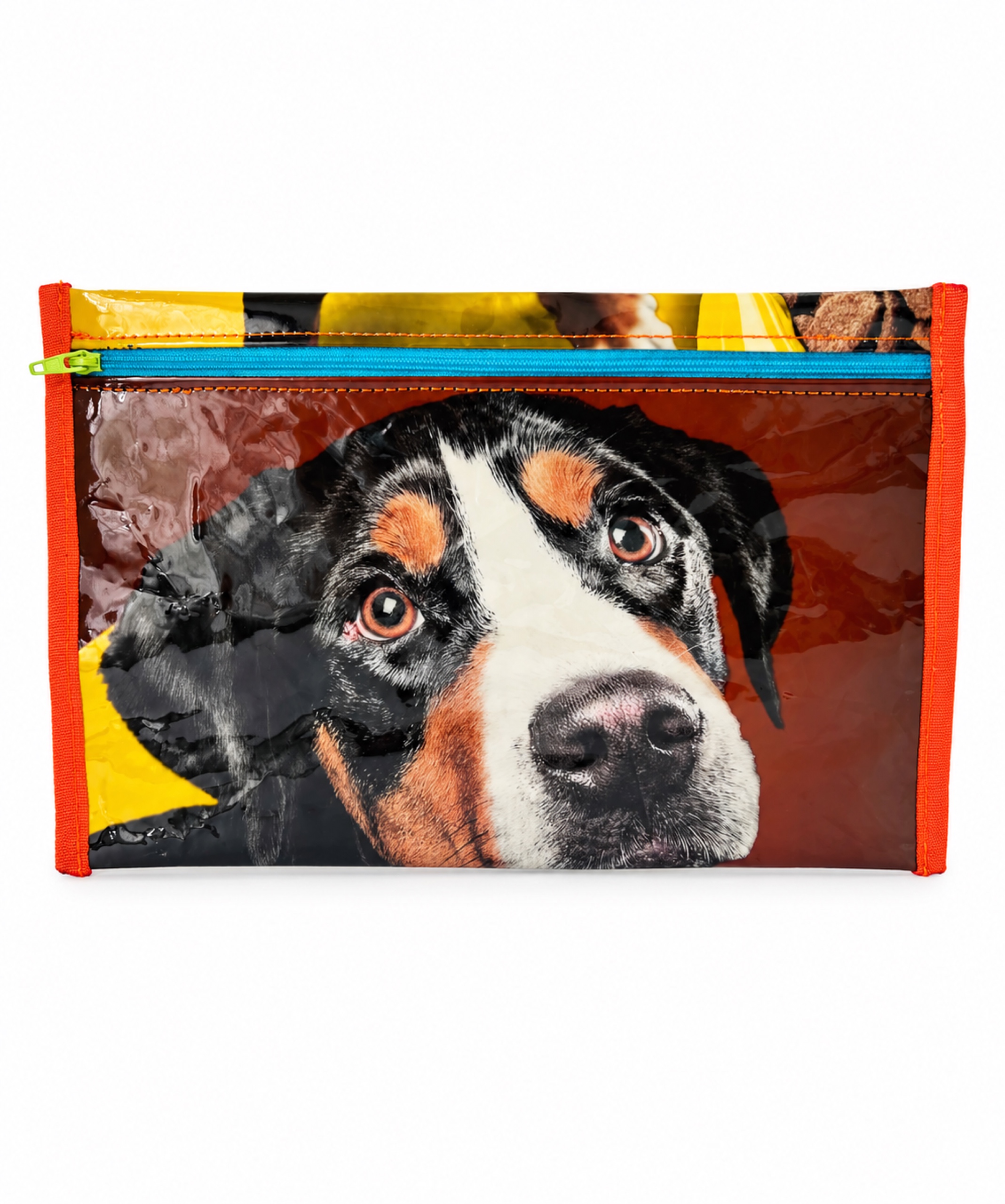 Astuccio portapenne upcycled con grafica di un cane e bordi arancioni