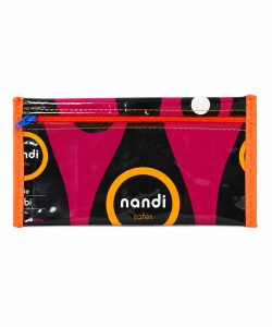 Astuccio portapenne upcycled da confezione di caffè nera e fucsia