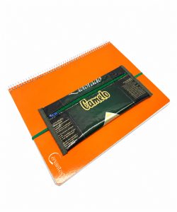 Astuccio portapenne upcycled appoggiato su un quaderno arancione