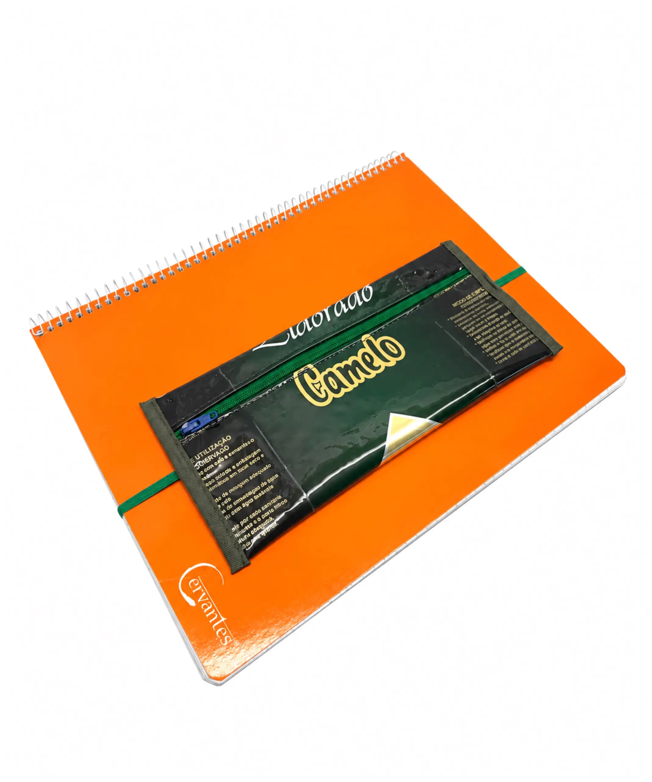 Astuccio portapenne upcycled appoggiato su un quaderno arancione